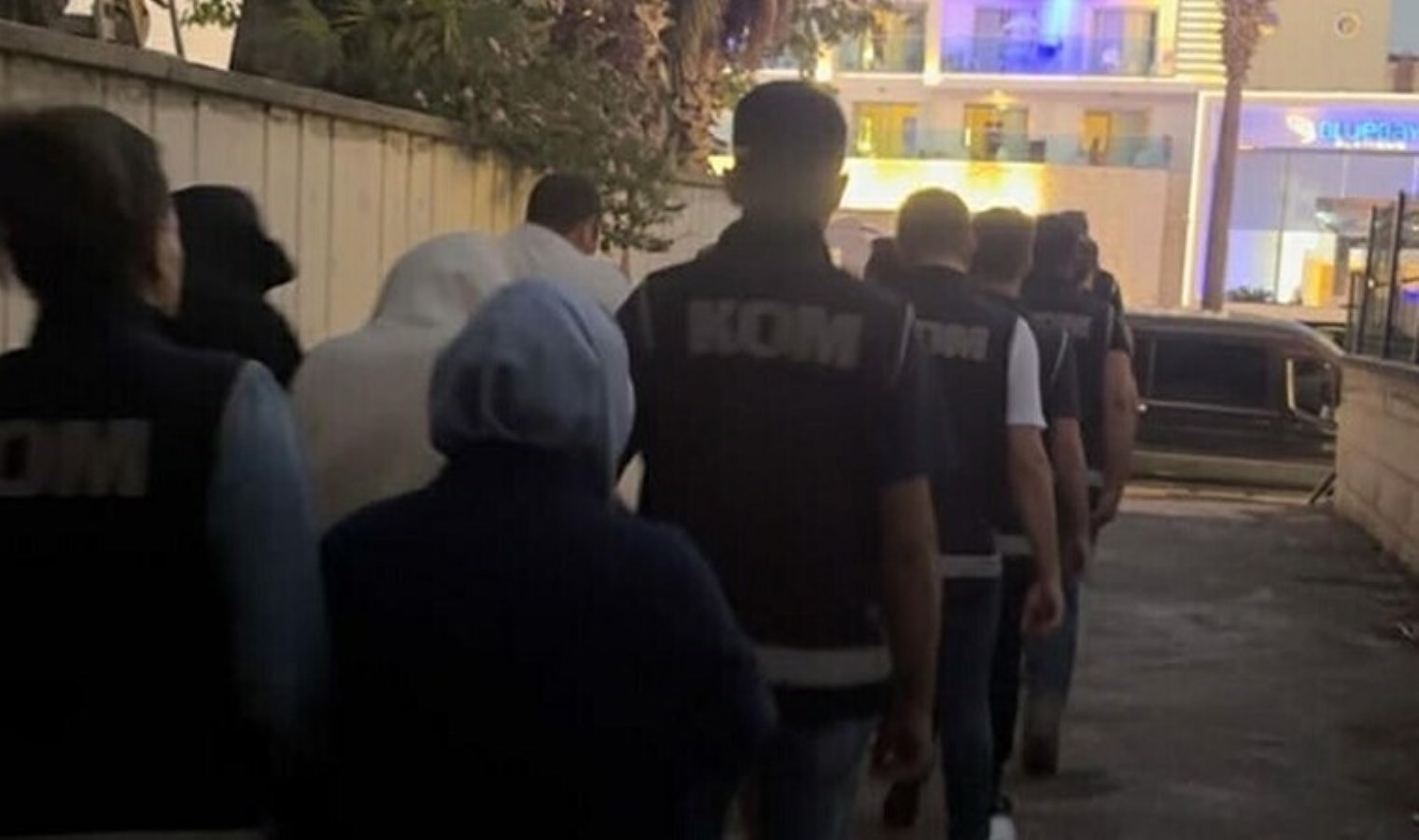 Bakan Yerlikaya duyurdu… FETÖ’ye ‘Kıskaç-28’ operasyonu: 13 şüpheli tutuklandı