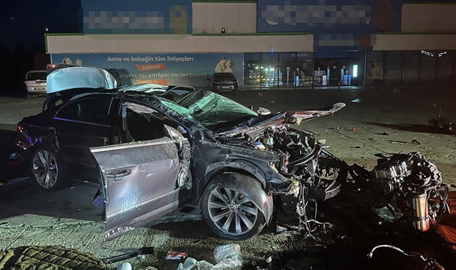 Bariyerlere çarpan otomobilin motoru koptu: 1’i ağır 2 yaralı