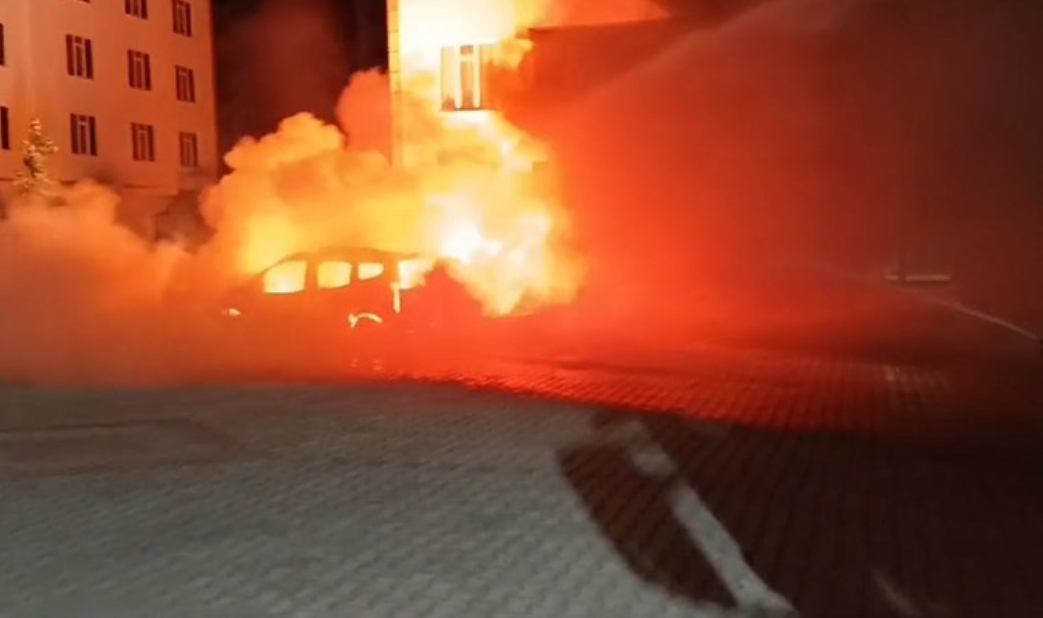 Batman’da panik anları: Park halindeki 3 araç yandı