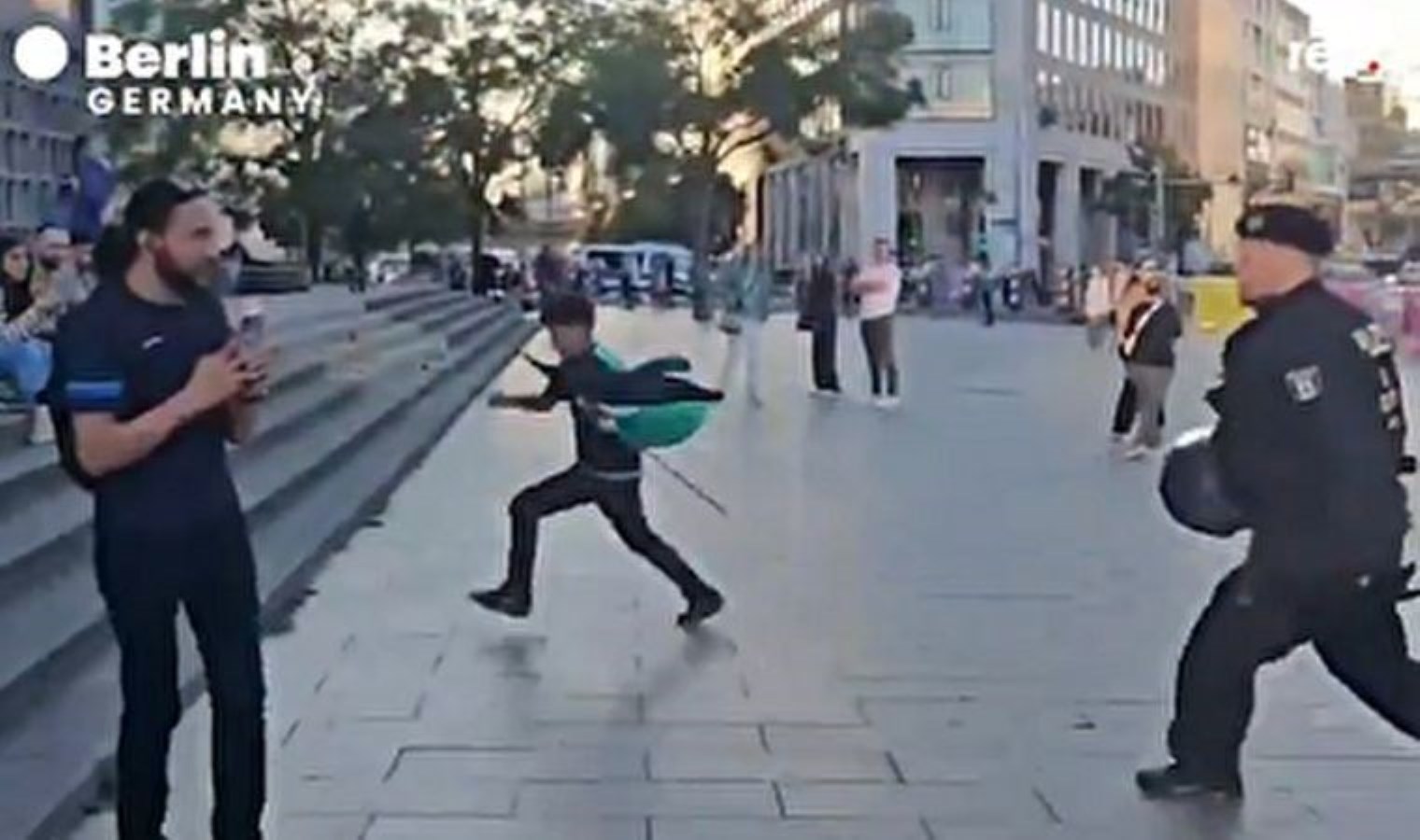 Berlin’de hareketli anlar: Filistin bayrağı tutan çocuğu polis kovaladı