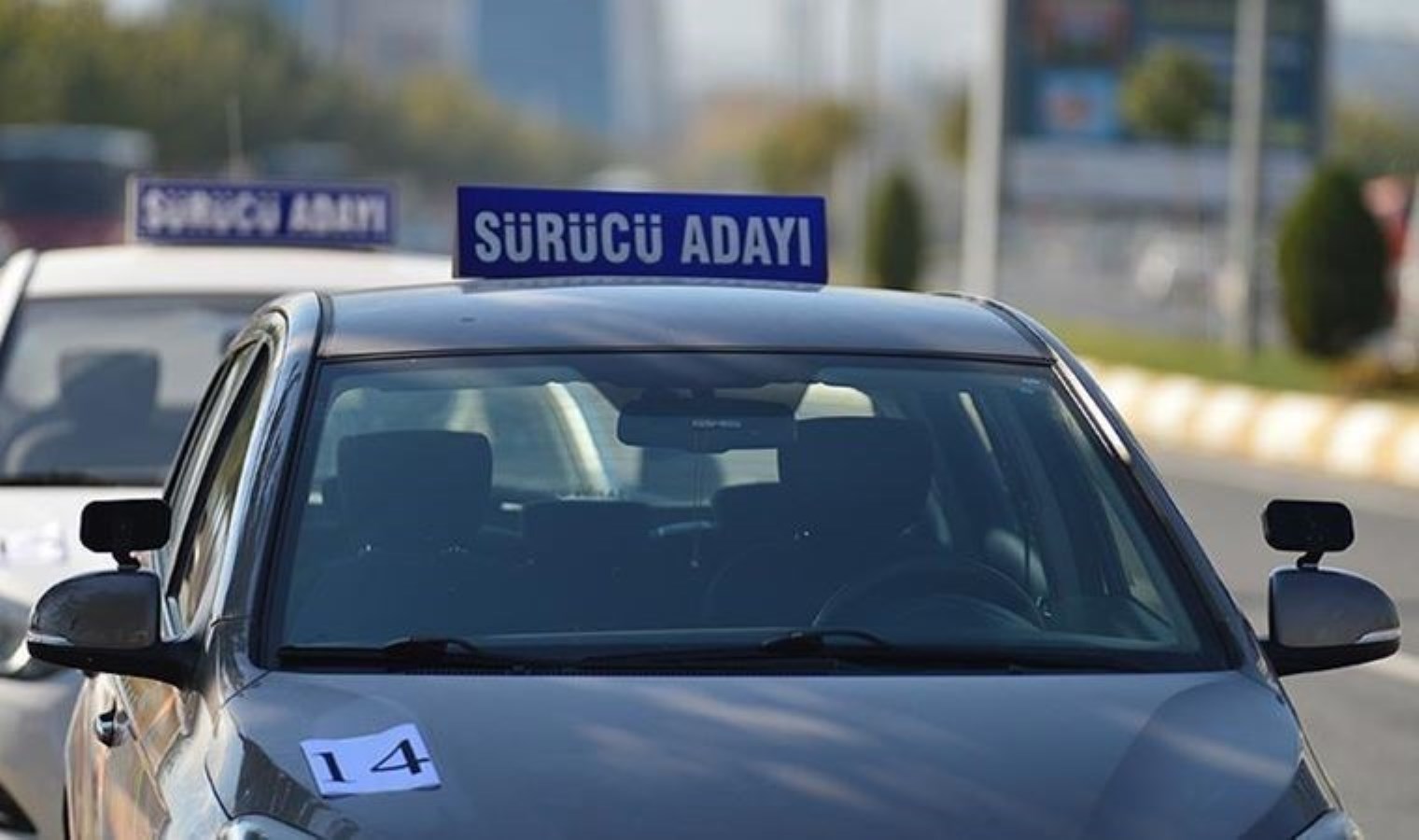 Beylikdüzü’nde hareketli anlar: Yakını direksiyon sınavında kaldı, bıçakla eğitmene saldırdı