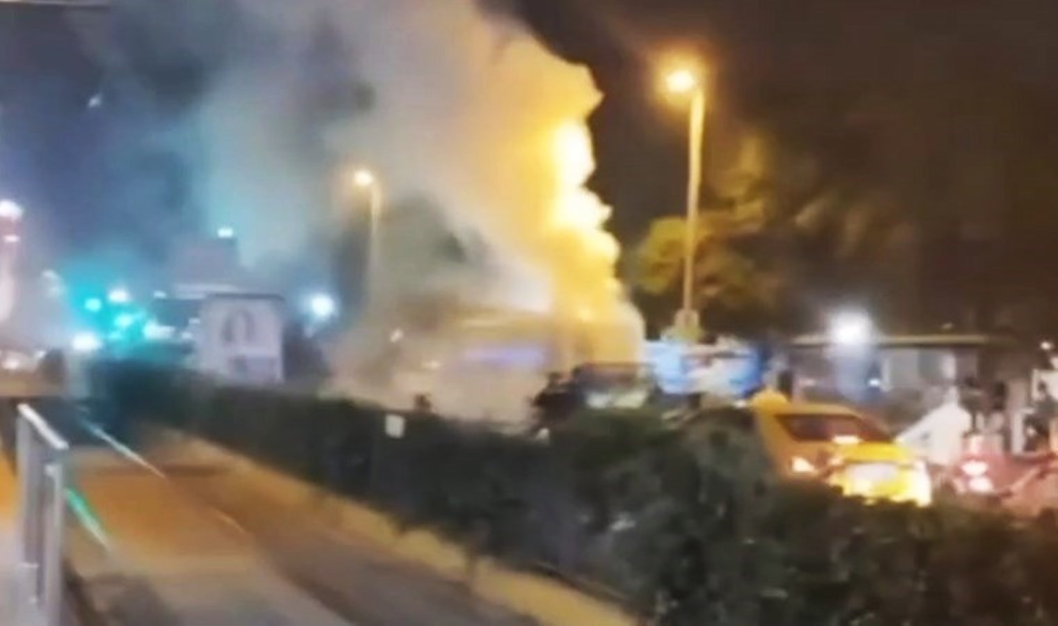Beyoğlu’nda hareketli anlar: Durakta bekleyen otobüste yangın çıktı!