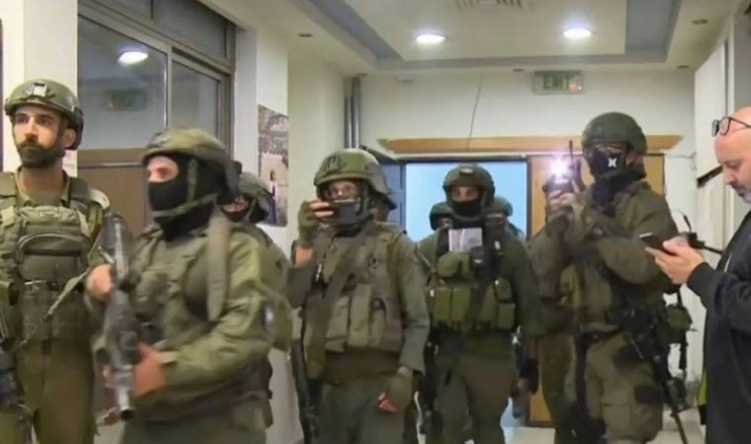 ‘Binanın kapısını bombayla patlatarak…’ İsrail askerleri Al Jazeera ofisini kapattı!