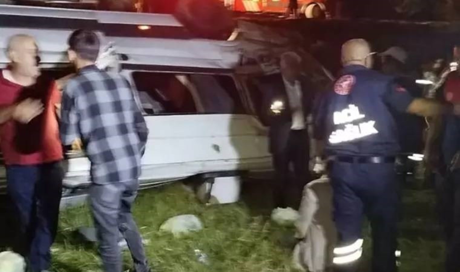 Bingöl’de yolcu minibüsü devrildi: 13 yaralı