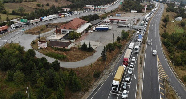 Bolu Dağı’nda kilometrelerce araç kuyruğu oluştu