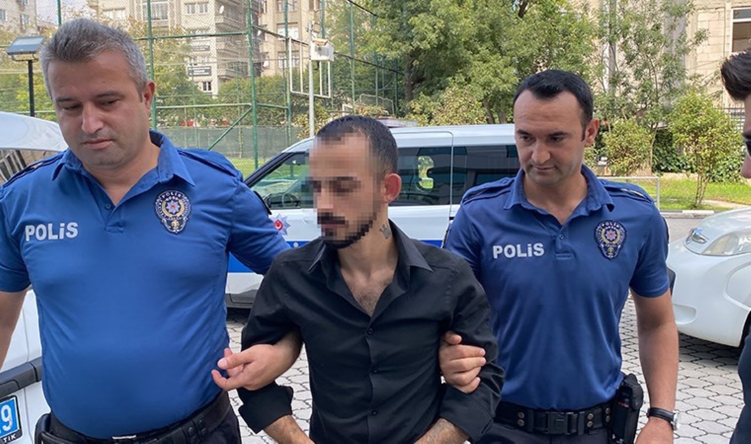 Boşanma aşamasındaki eşine silah çekince gözaltına alındı