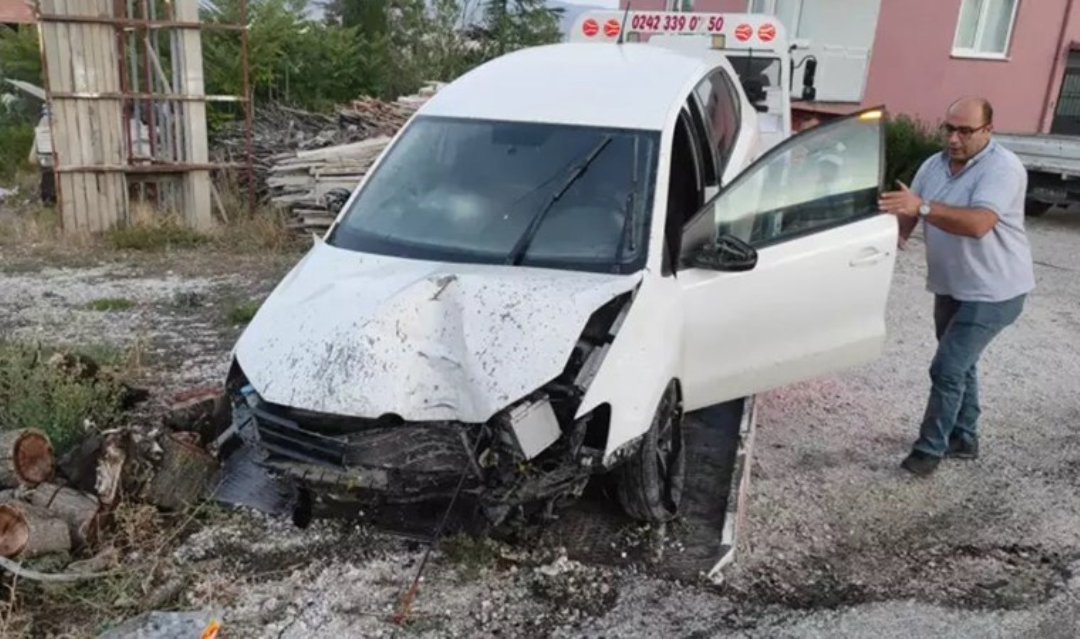 Burdur’da feci kaza: Otomobil direği devirdi, köy elektriksiz kaldı