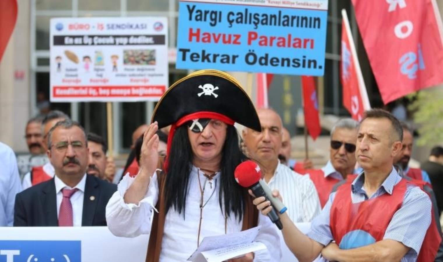 Büro-İş Sendikası’ndan kostümlü eylem: ‘Türkiye adeta bir korsanlar ülkesi oldu’