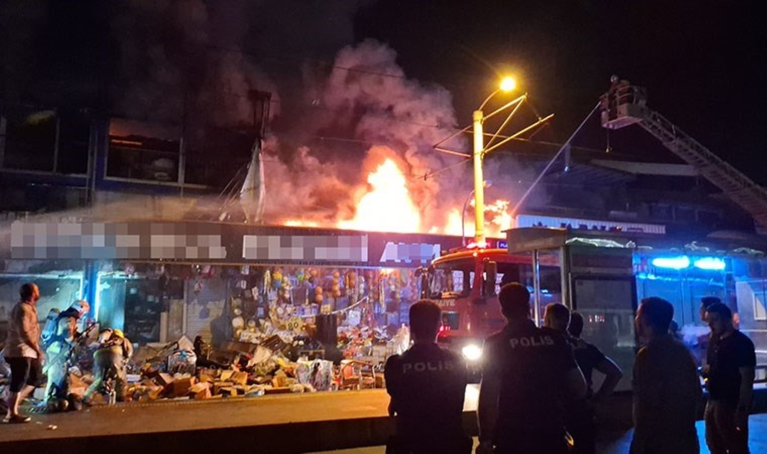 Bursa’da hediyelik eşya ve plastik malzeme mağazasında yangın paniği: Alev alev yandı!