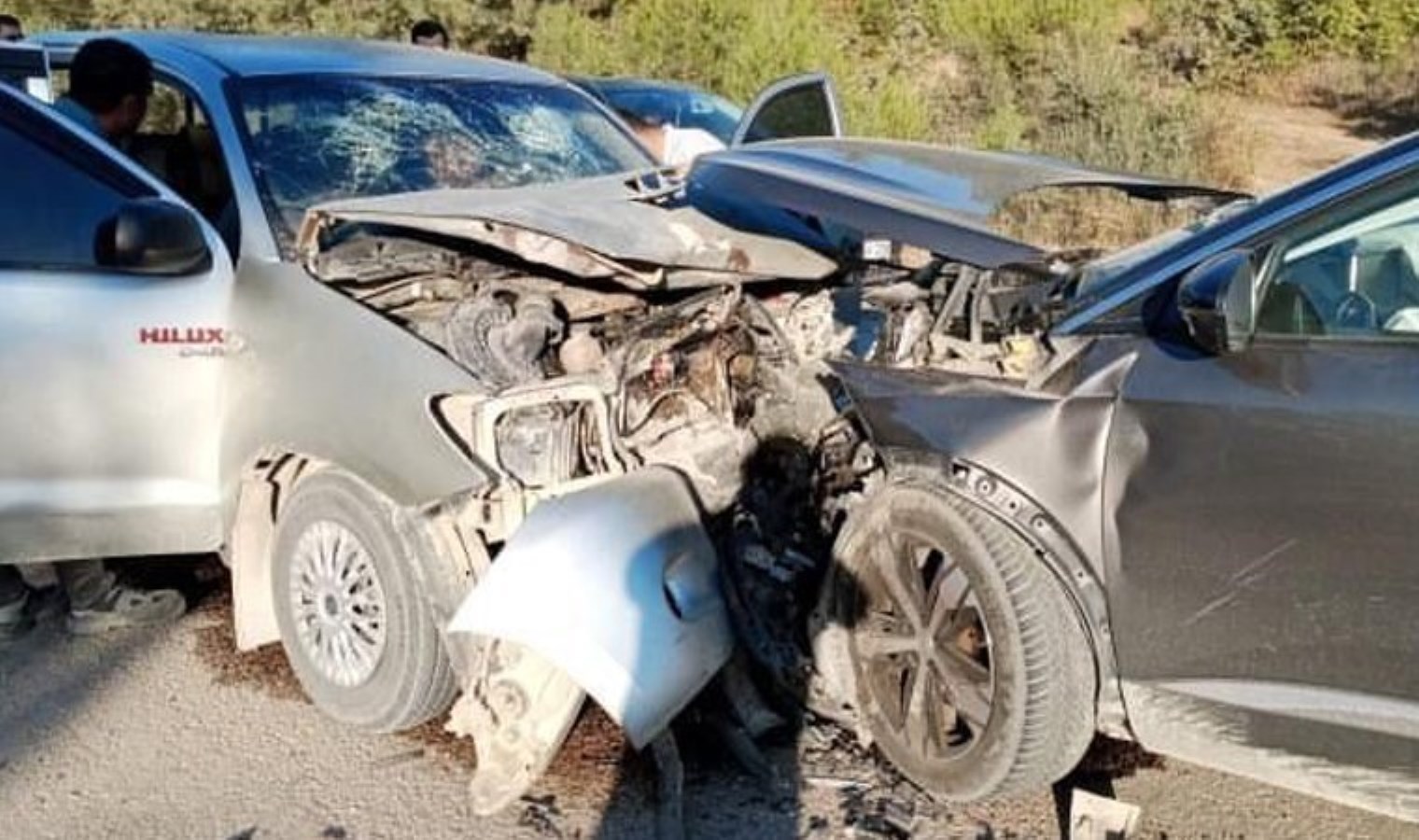 Bursa’da kamyonet ile otomobil kafa kafaya çarptı: 6 yaralı