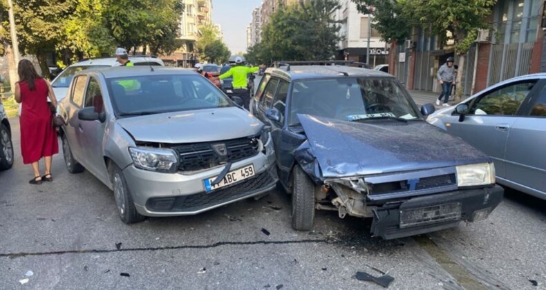 Caddenin sokakla kesişiminde 2 otomobil çarpıştı: 1 yaralı