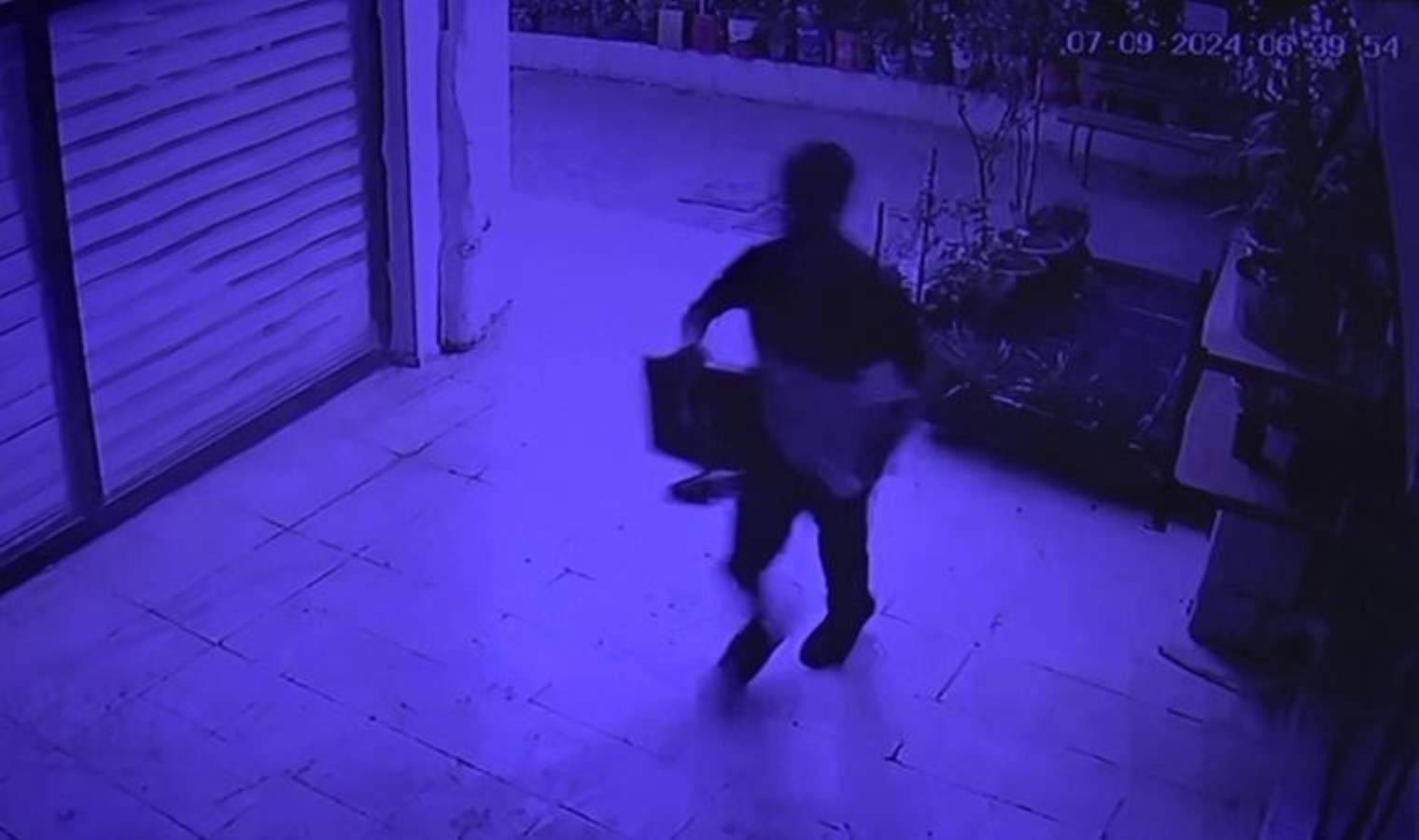 Camide çalacak bir şey bulamayınca güvenlik kamera sistemini çaldı