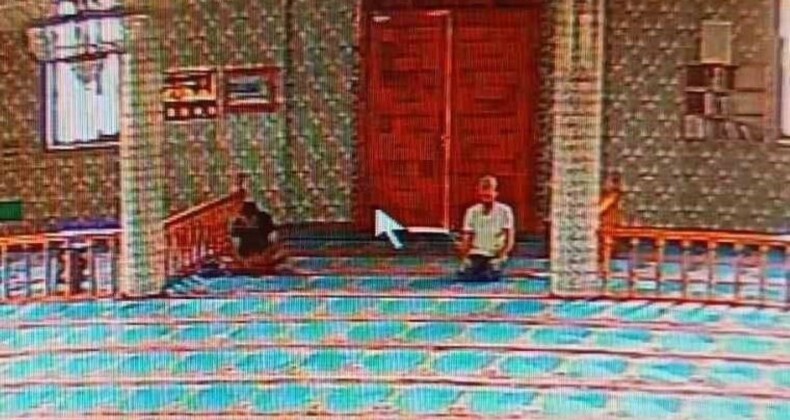 Camiye girip yardım paralarını çaldı, namaz kılanı görünce cami görevlisi rolüne girdi