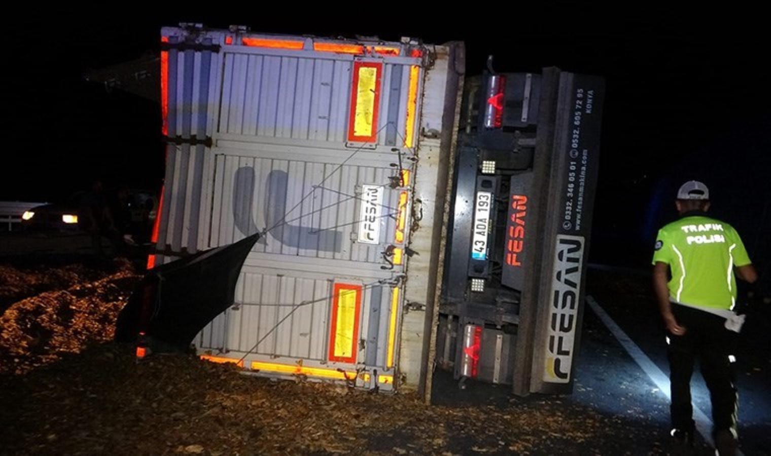 Çanakkale’de bariyerlere çarpıp devrilen TIR’ın şoförü öldü!