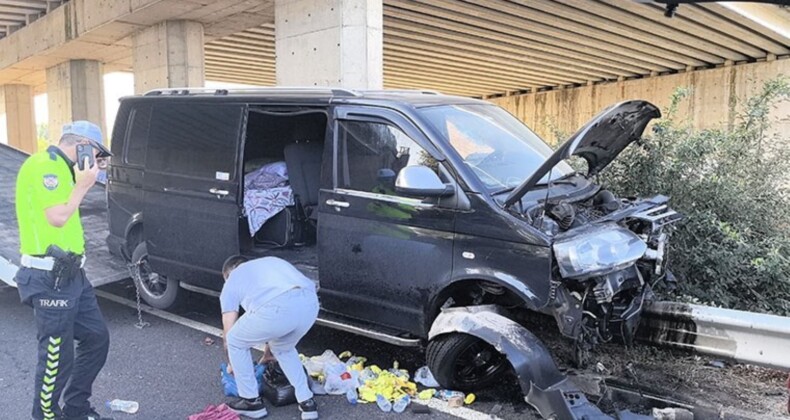 Cenazeden dönen ailenin bulunduğu minibüs bariyerlere saplandı