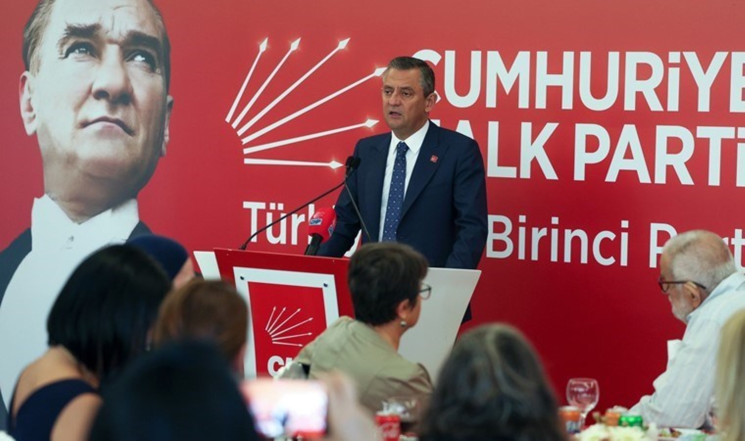CHP’nin 101’inci kuruluş yıl dönümü… Özgür Özel, mağdur ailelerle bir araya geldi: ‘Annenin gözyaşının rengi yoktur’