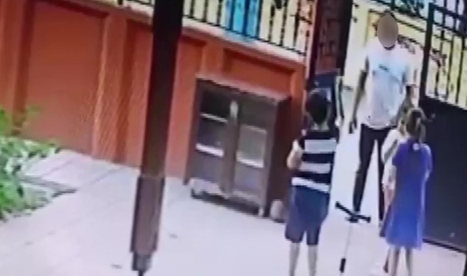 Çocuklara para verip ‘Anneme dua edin’ diyen şahıs aileleri korkuttu