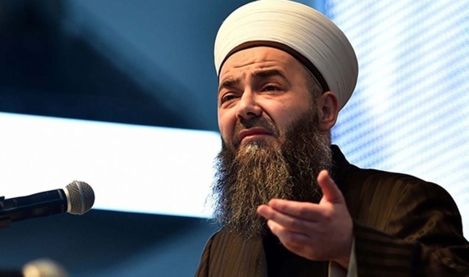 ‘Cübbeli Ahmet’ saldırıya uğradı