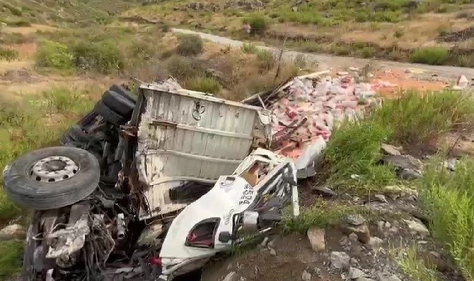 D-687 Karayolu’nda feci kaza… Kamyon bariyerlere çarpıp devrildi: 1 yaralı