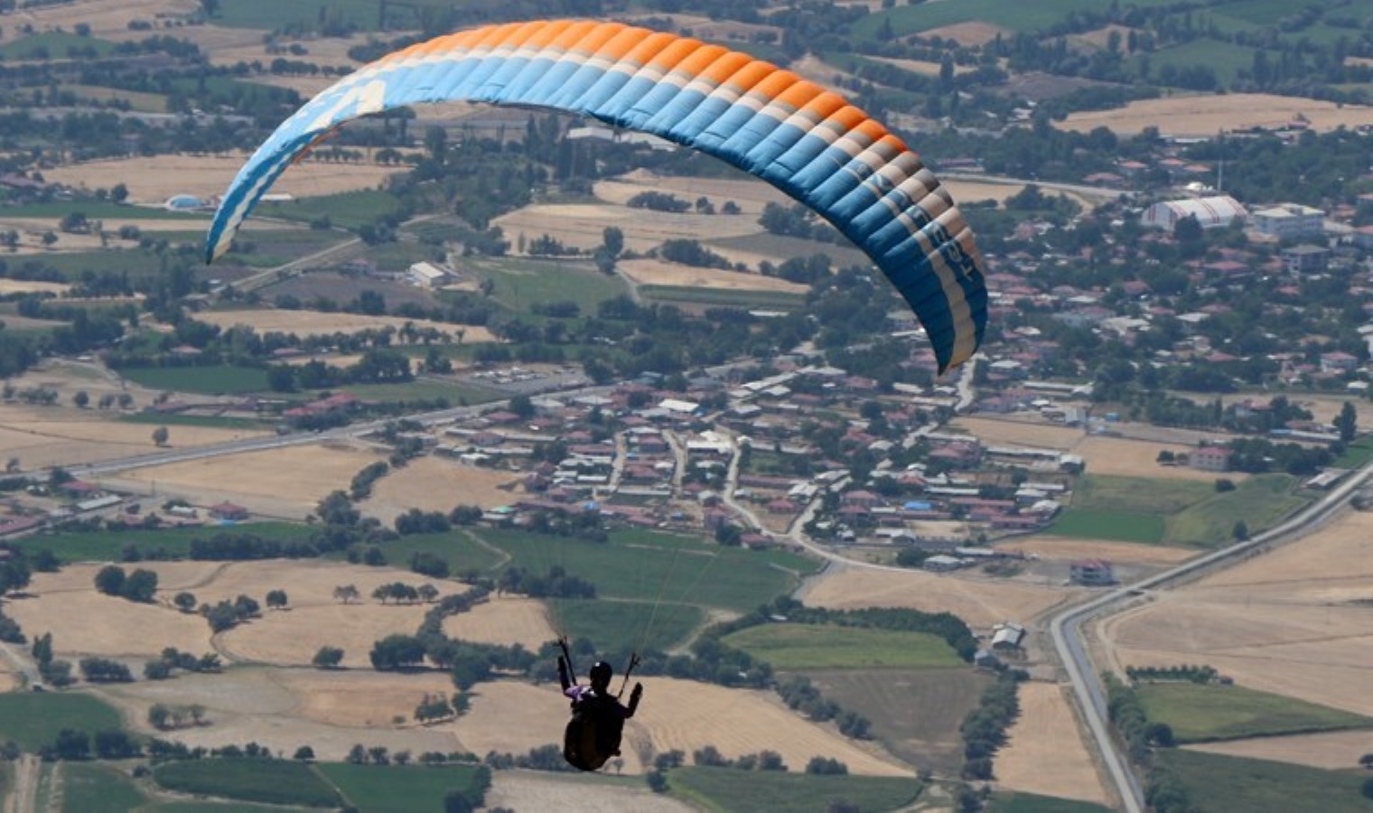 Dağda mahsur kalan paraşütçü 7 saat sonra kurtarıldı