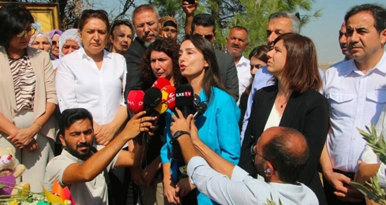 DEM Parti’den Narin Güran’ın mezarına ziyaret: ‘Bu sıradan bir cinayet değil’