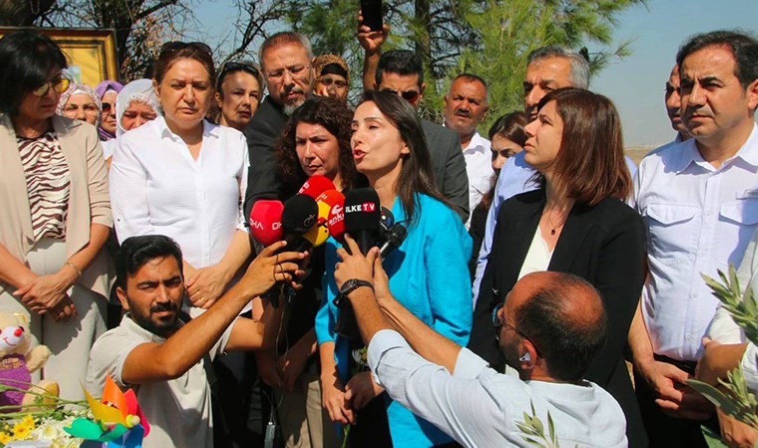 DEM Parti’den Narin Güran’ın mezarına ziyaret: ‘Bu sıradan bir cinayet değil’