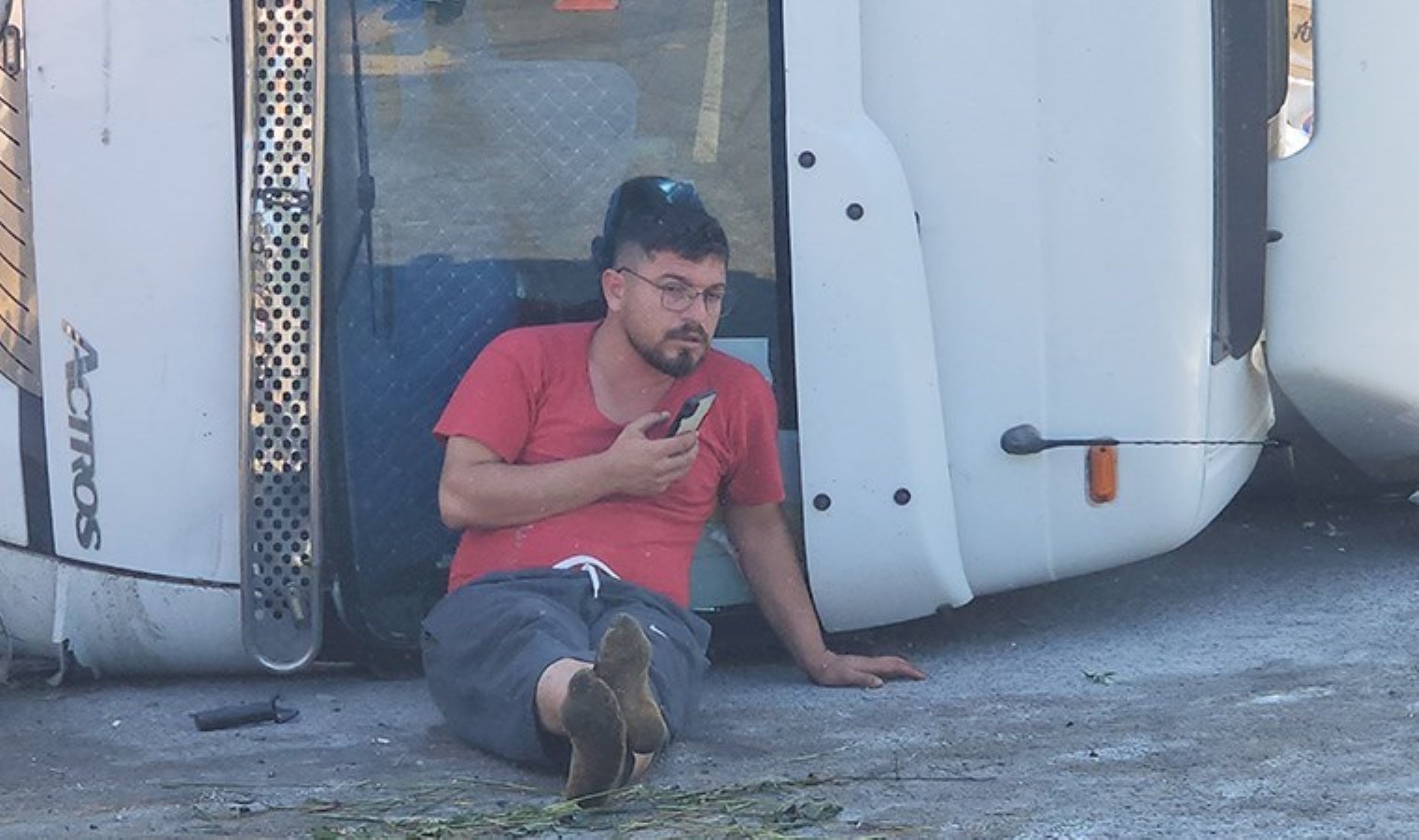 Devrilen TIR’ın başında yükün kaldırılması için yardım bekledi