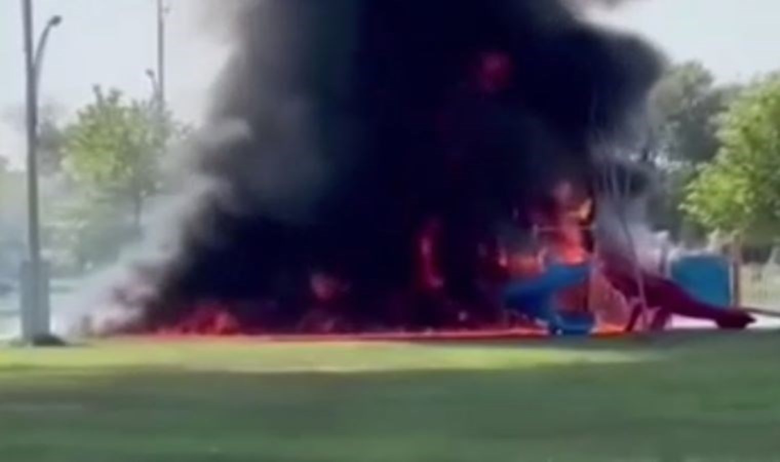 Diyarbakır’da şüpheli yangın: Çocuk parkındaki oyun grupları yandı