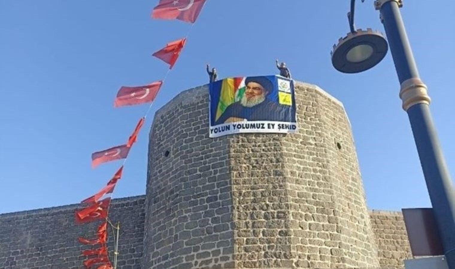 Diyarbakır’da tarihi surlara, Hasan Nasrallah’ın posteri asıldı