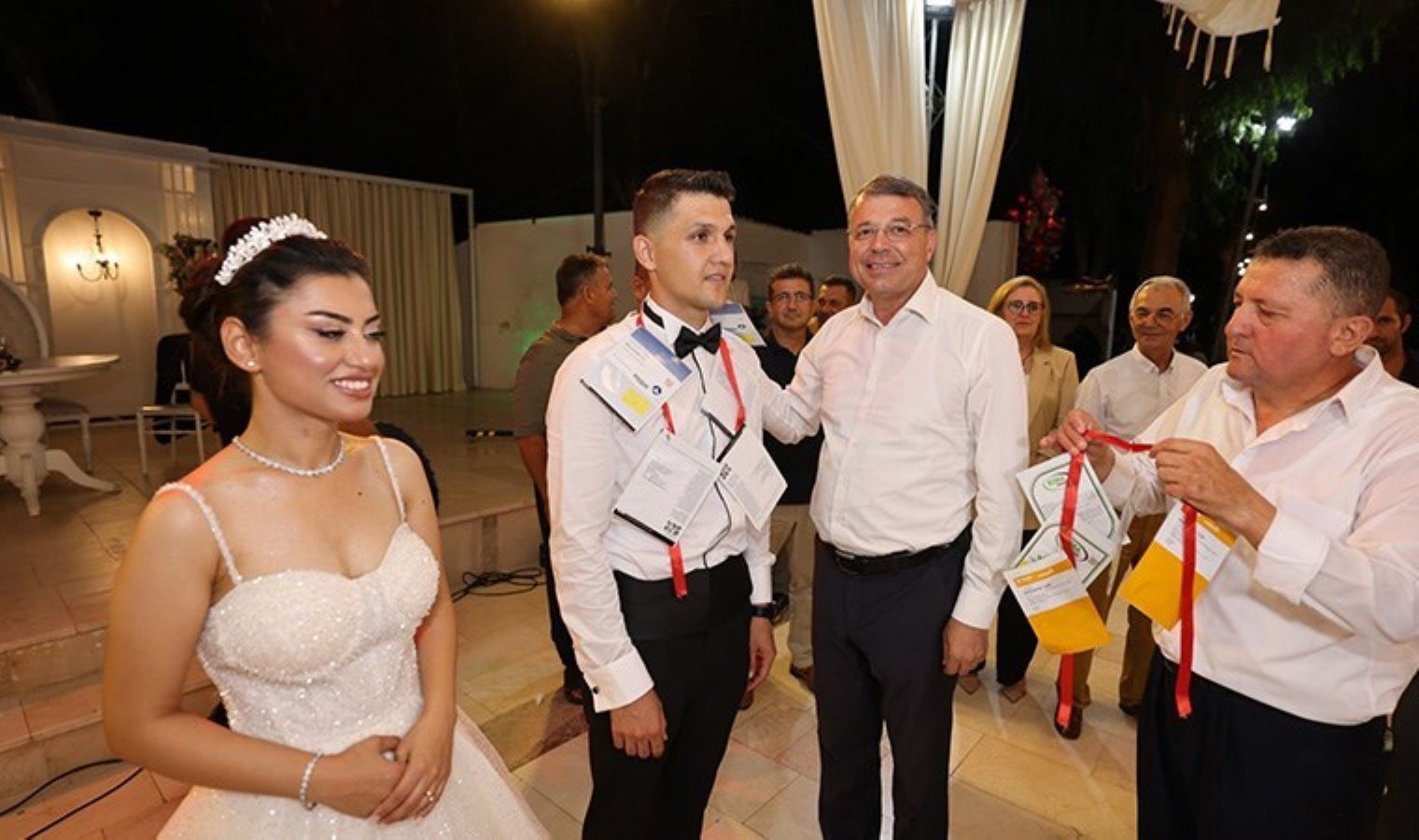 Düğünde gelin ve damada beşi bir yerde altın yerine beşi bir yerde sebze tohumu takıldı