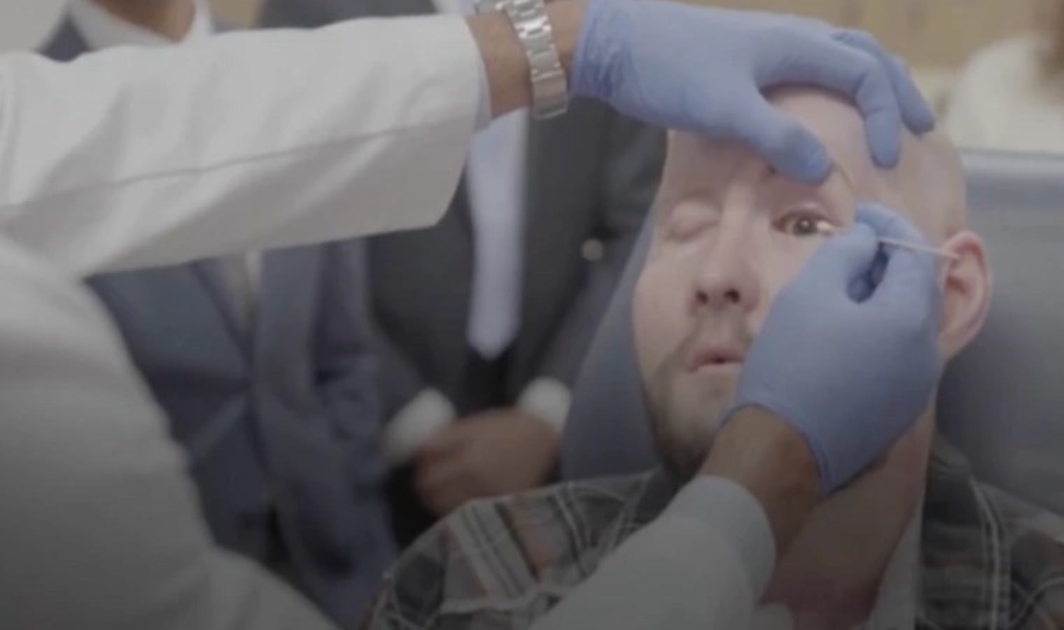 Dünyada ilk tam göz nakli yapılan hasta ‘olağanüstü’ ilerleme kaydetti