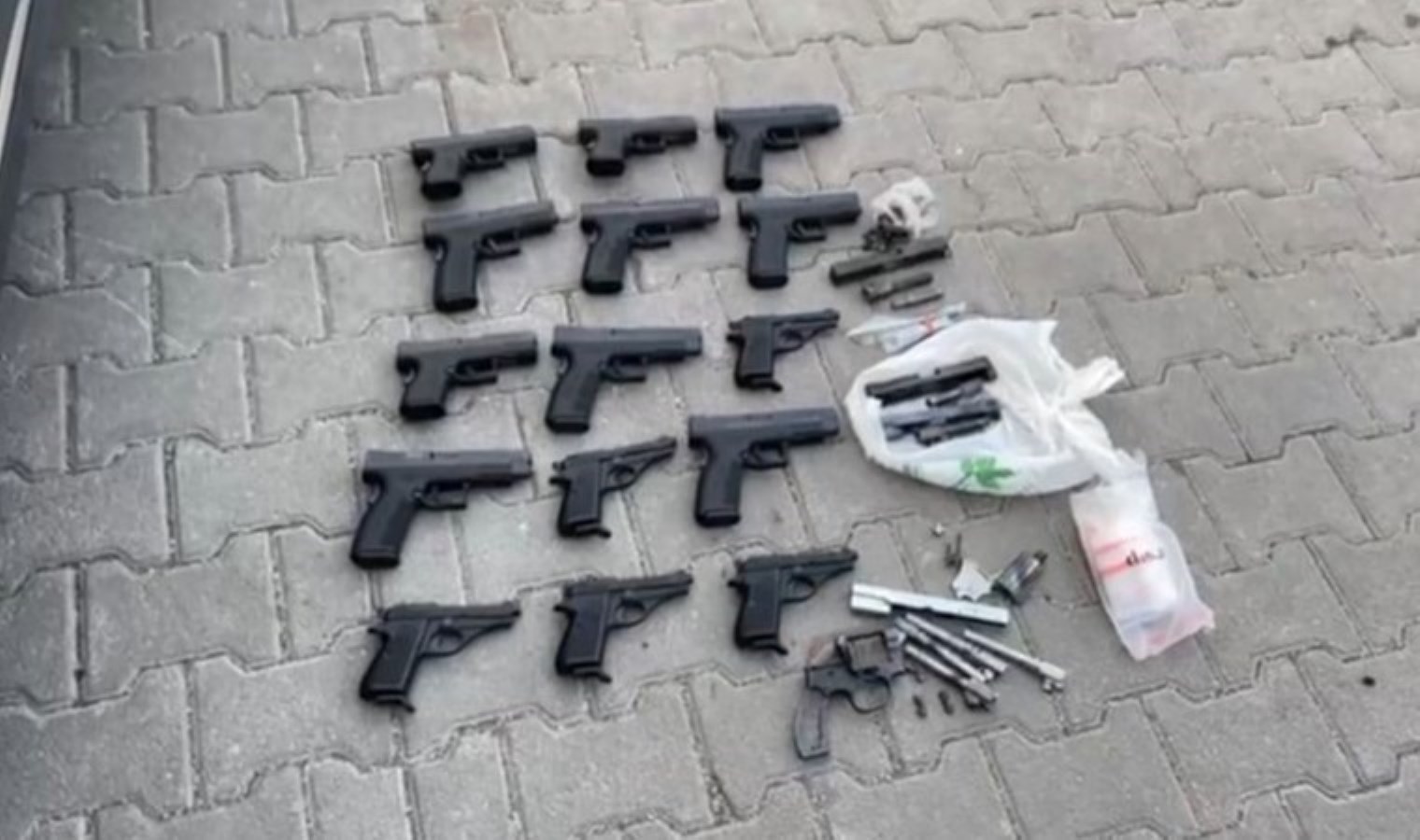 Durdurulan araçta çok sayıda silah ele geçirildi: 2 kardeşe gözaltı