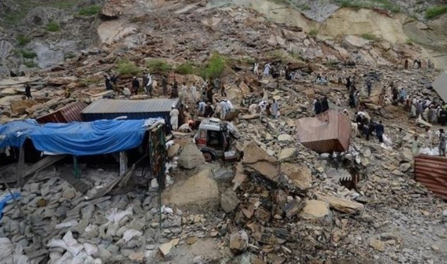 Endonezya’da kaçak altın madeninde toprak kayması meydana geldi