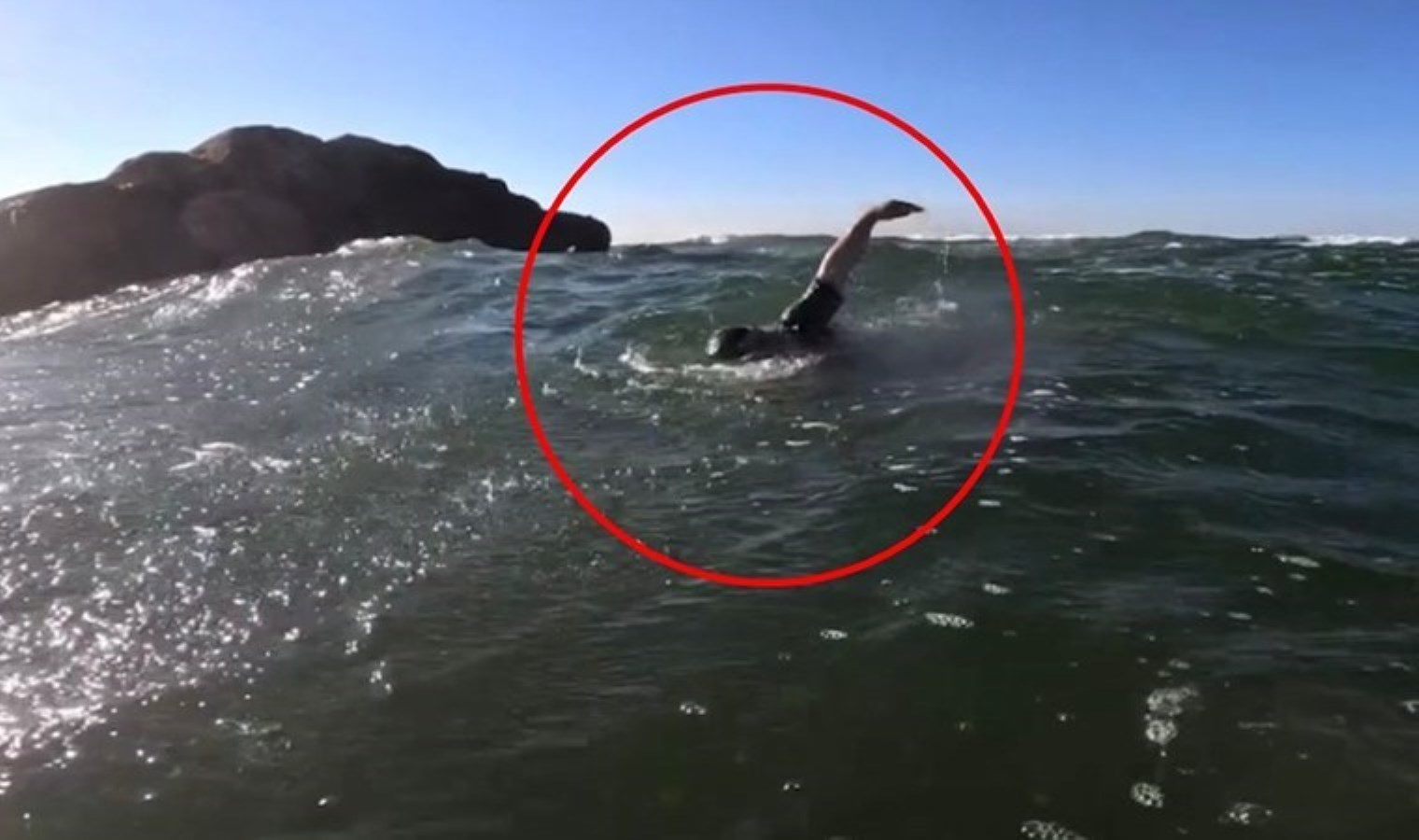 Engelli arkadaşının suda kaybolduğu anları görüntüledi