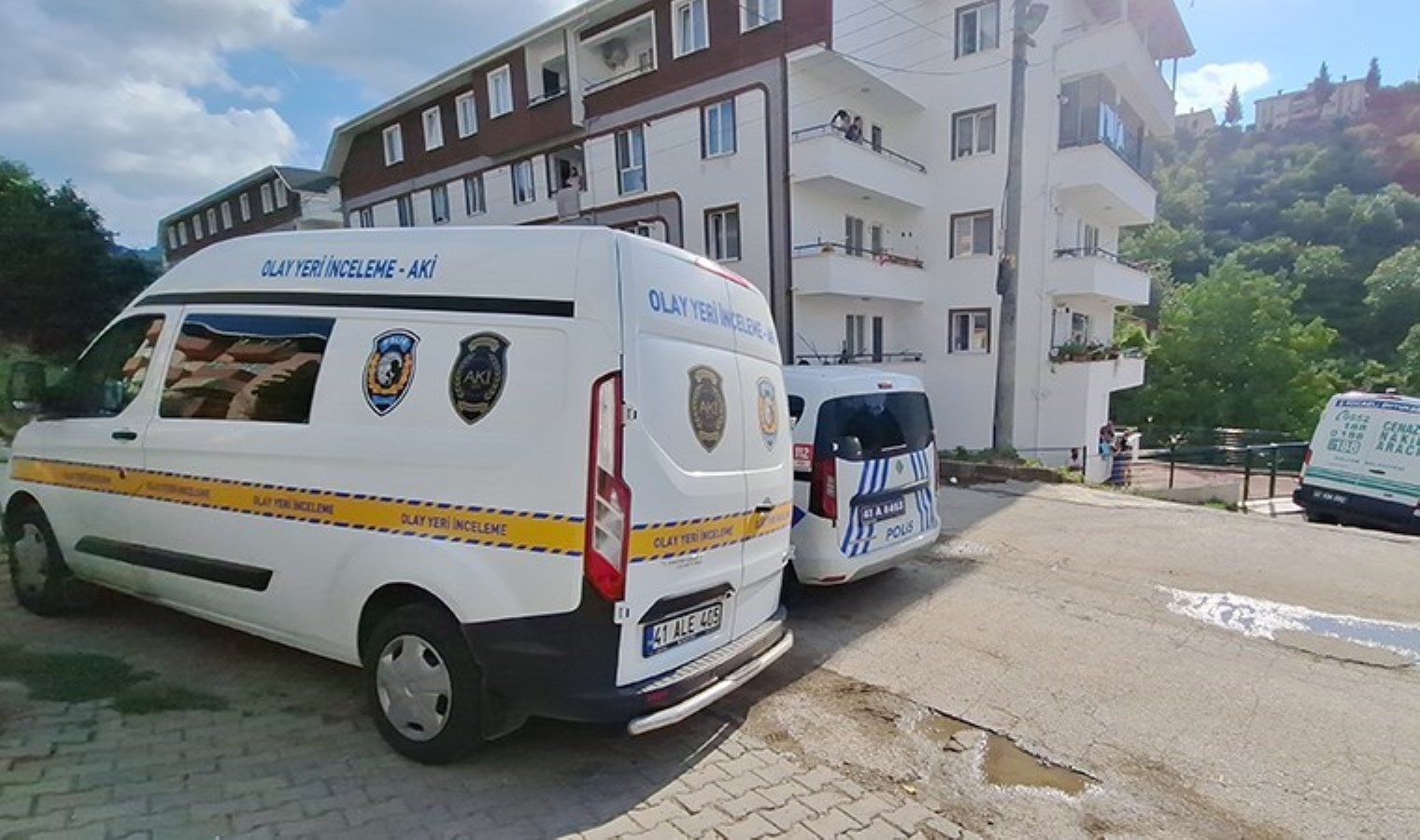 Eski eşini öldürüp, kendisi de oğluyla arbedede yaralanan şüpheli tedavisi sonrası tutuklandı