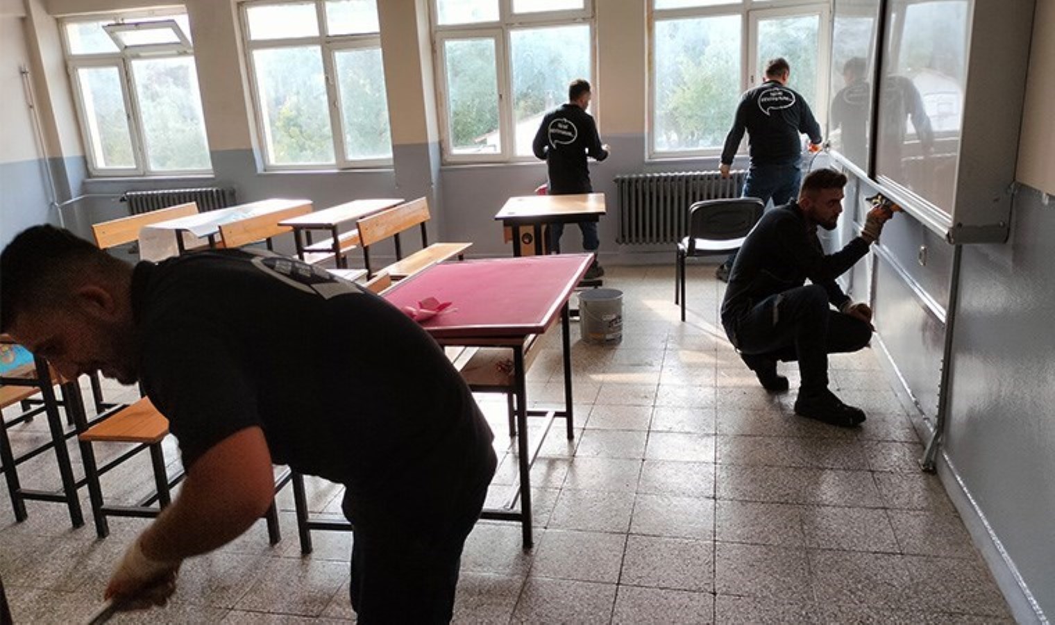 Fabrika çalışanları gönüllü olarak okul boyadı