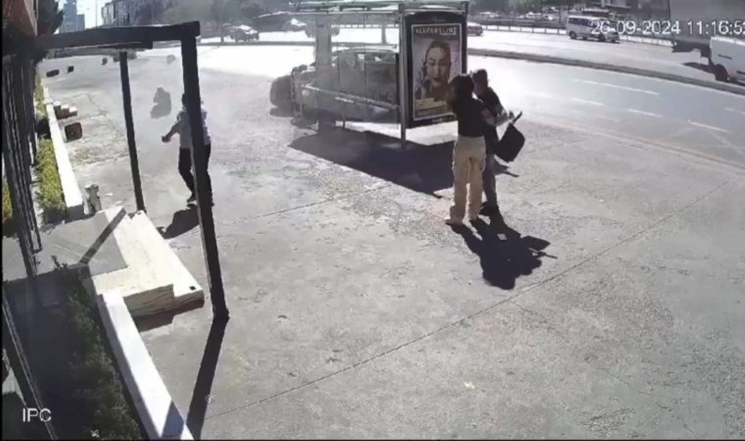 Facianın eşiğinden dönüldü… Otomobil durağa daldı!