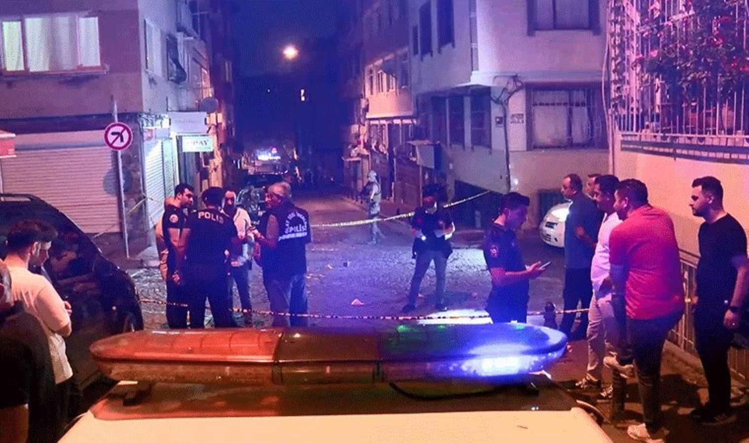 Fatih’te hareketli saatler… Polise silahlı saldırı: Cinayetten arandığı ortaya çıktı!