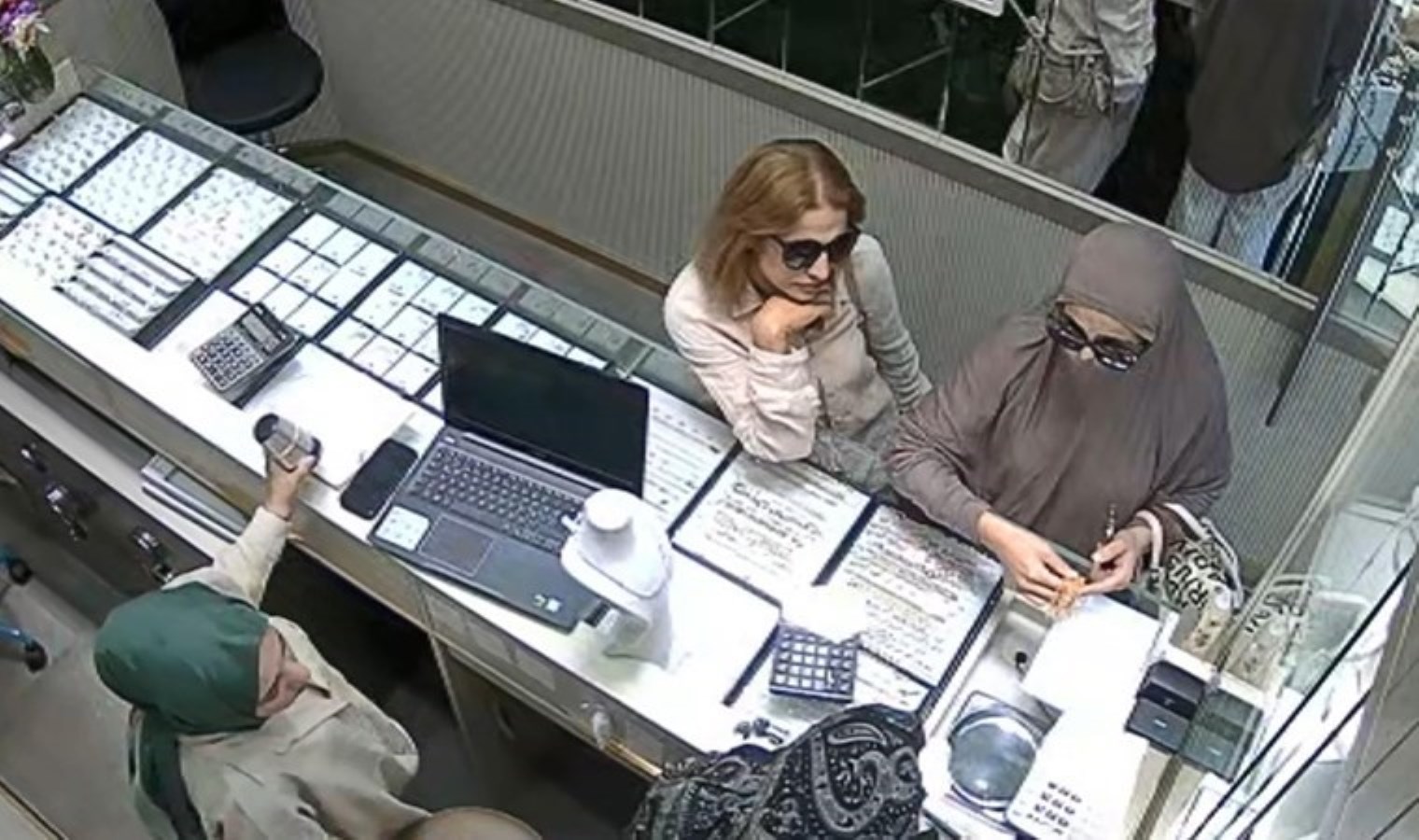 Fatih’te pes dedirten hırsızlık: ‘Oğlumu evlendirdim’ diyerek kuyumcudan bilezik çaldı