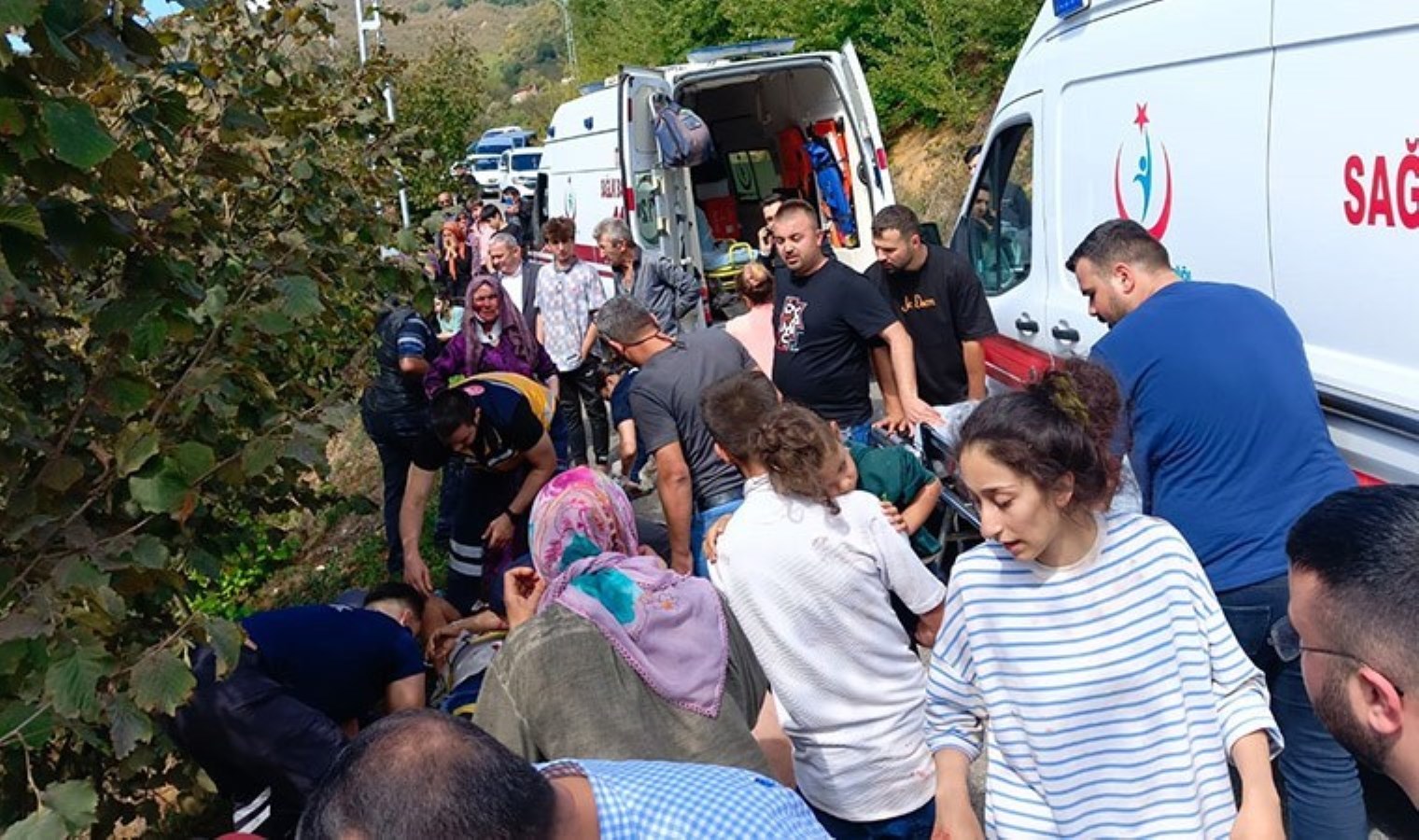 Fındık işçilerini taşıyan minibüs uçuruma devrildi: 5’i çocuk 15 yaralı