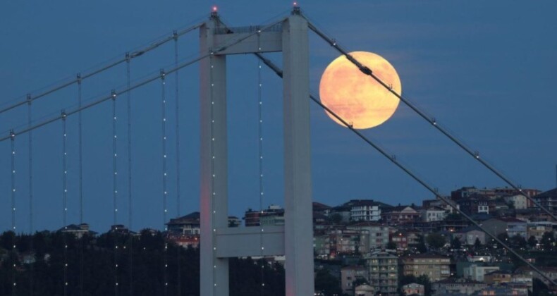 Fotoğraflarla: Süper Hasat Ay’a eşlik eden kısmi ay tutulması