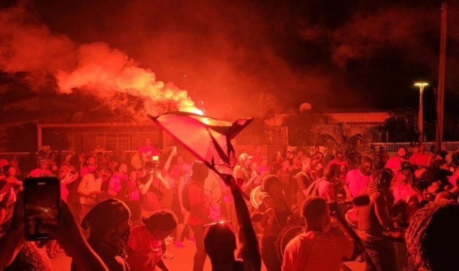 Fransa’nın denizaşırı toprağında alarm: Askerler sevk edildi