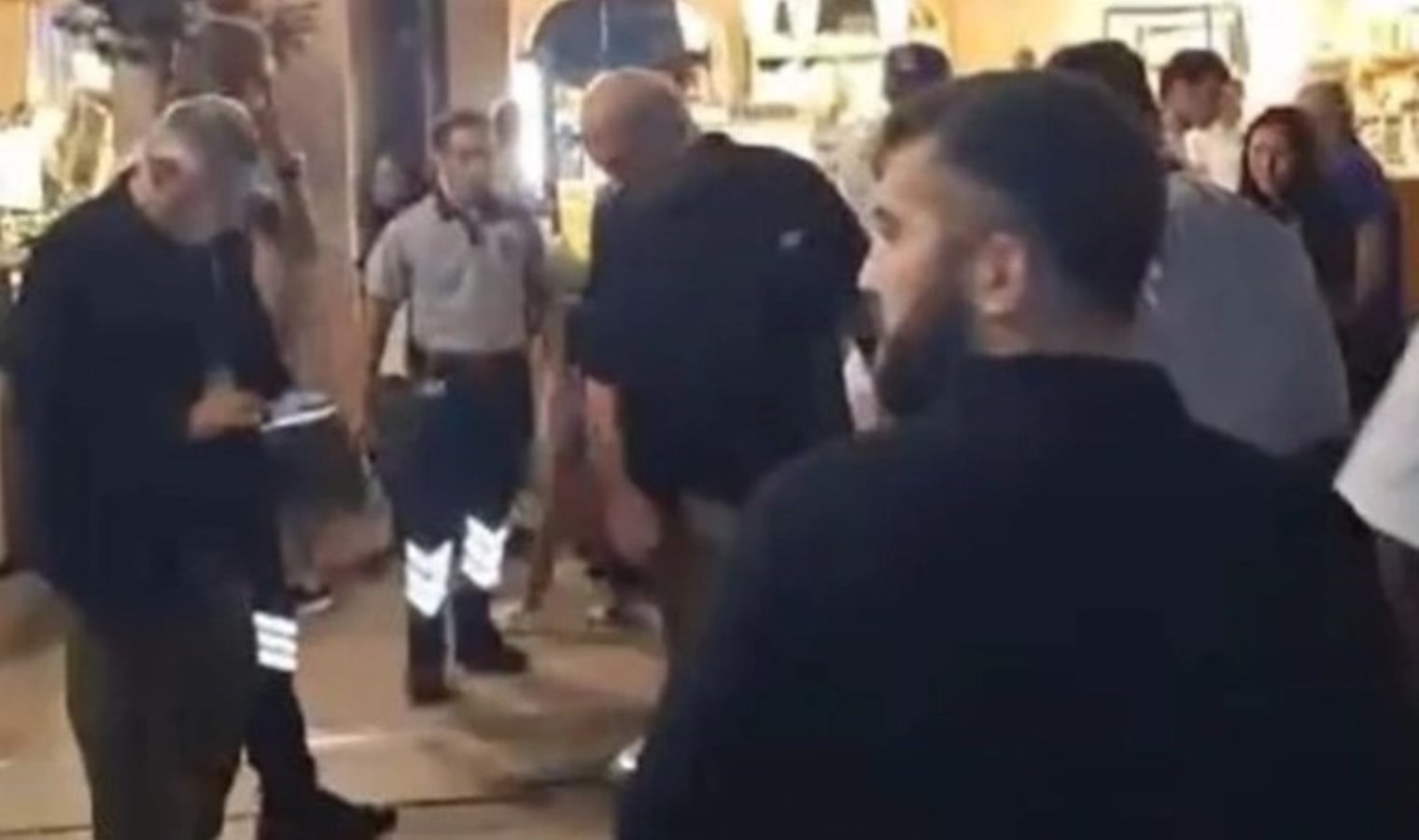 Galataport’ta bir restoranda panik dolu anlar: Belindeki silahı çıkarıp havaya ateş etti!