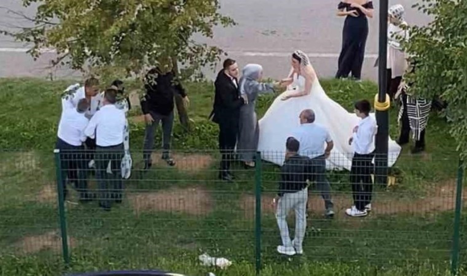 Gelin ve damat kavganın ortasında kaldı