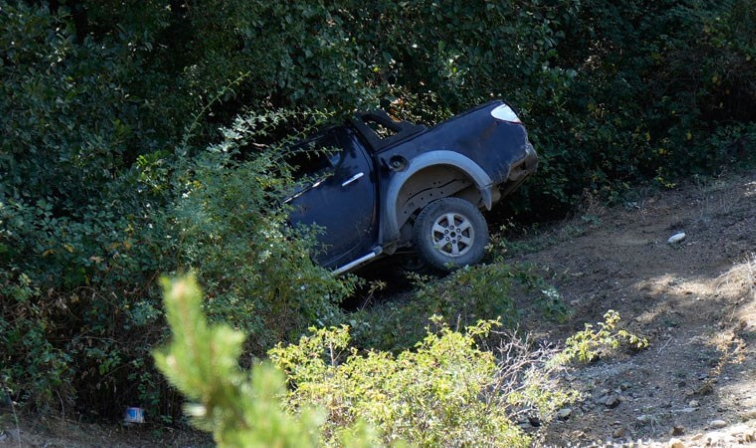 Geri manevra yaparken 40 metrelik uçuruma yuvarlandı: 1 yaralı