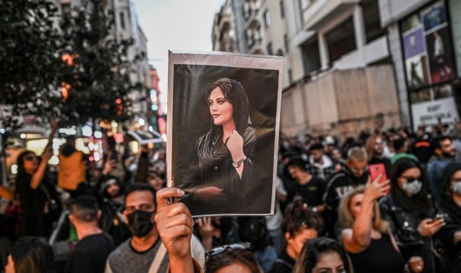 Göstericileri engellemek için nehri derinleştirdiler… Mahsa Emini’nin ölüm yıldönümünde gerilim tırmandı!