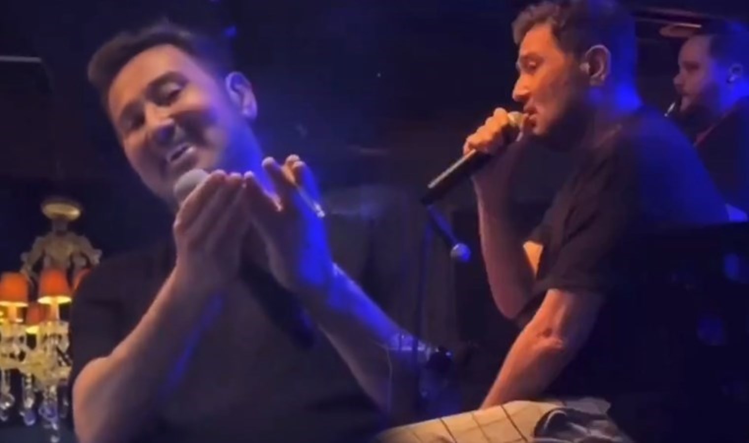 Gülümseyerek şarkı söylüyordu… Metin Arolat’ın sahnedeki son görüntüleri ortaya çıktı