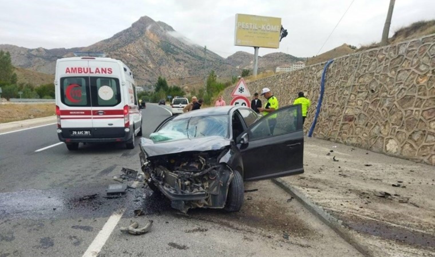 Gümüşhane’de otomobil istinat duvarına çarptı: 3 yaralı