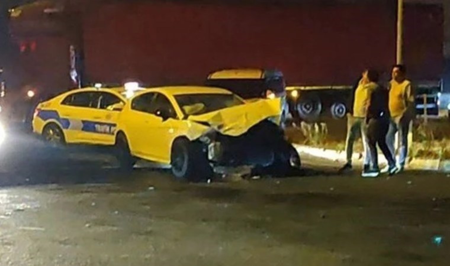 Hafif ticari araçla otomobil çarpıştı: 1’i çocuk 4 kişi yaralandı