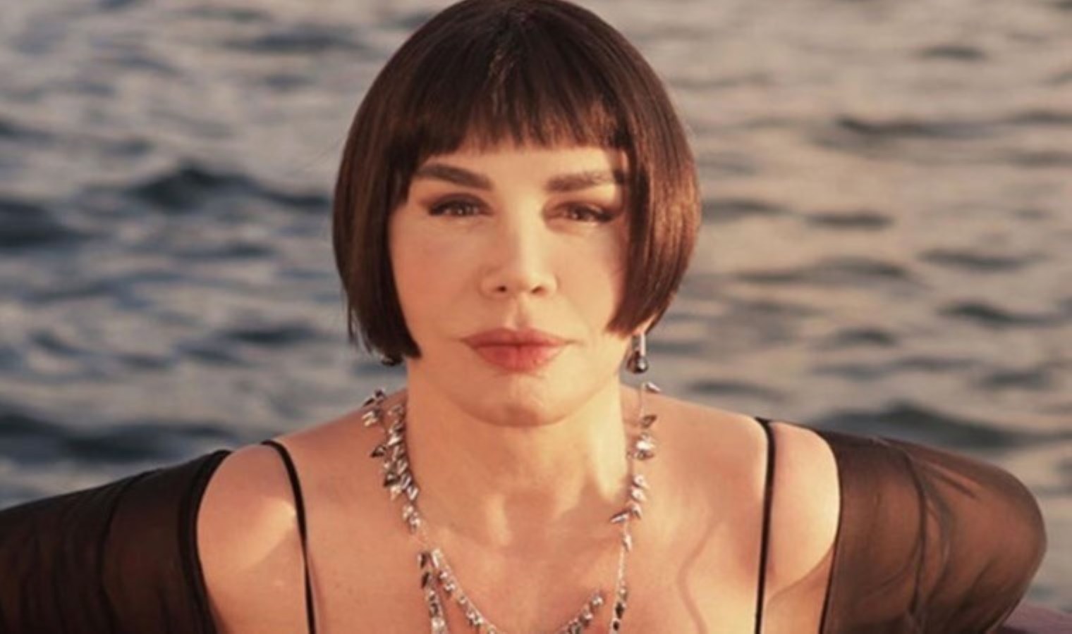 Hande Yener konserinde Sezen Aksu’yu aradı: Sahnelere dönecek mi?